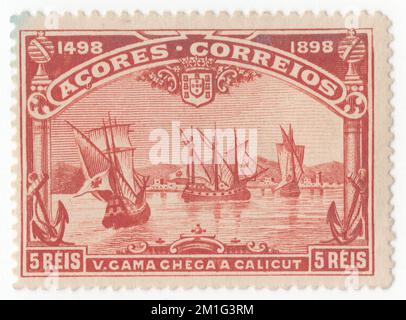 AZOREN - 1898. April 1: Ein roter 5-reis-Briefmarken, der die in Calicut ankommende Flotte darstellt. Vasco da Gama Issue, 4. Jahrhundert der Entdeckung der Route nach Indien durch Vasco da Gama. Vasco da Gamas Reise nach Indien im Jahr 1497-1498 war Gegenstand einer Ausgabe von 1898. Die Vasco-da-Gama-Entwürfe wurden auch in den afrikanischen Kolonien verwendet und wurden in Afrika statt in Portugal eingeschrieben. Das war das einzige allgemeine Thema für Kolonien. Vasco da Gama, 1. Graf von Vidigueira, war ein portugiesischer Forscher und der erste Europäer, der Indien über das Meer erreichte. Seine erste Reise nach Indien über das Kap der Guten Hoffnung Stockfoto