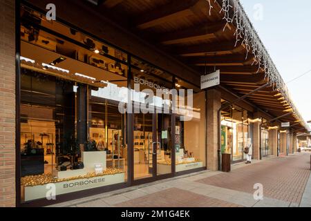 Mondovì, Italien - 07. Dezember 2022: Borbonesischer Modetütenladen im Outlet-Dorf Mondovicino, Borbonese ist eine historische italienische Marke für Taschen und Accessoires Stockfoto