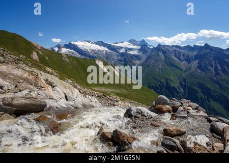 Alpine Torrent auf dem Schlesien Mountain Trail (Höhenweg) / Glocknertrail. Dorfer-Tal. Osttirol. Hoher Tauern-Nationalpark. Österreich. Europa. Stockfoto