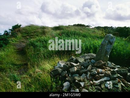 Kingscross Point, Lamlash, Isle of Arran, Schottland, Großbritannien, Das Cairn mit dem projizierten Monolithen ist ein eingeäschertes Wikingerschiff. Stockfoto