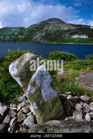 Kingscross Point Wikinger verbranntes Schiff Begräbnis und Fort, Isle of Arran, Schottland, Großbritannien, mit Blick über Lamlash Bay nach Holy Island: cairn und Grabmarkierung. Stockfoto