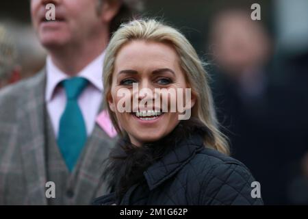 Das Dateifoto von 15-03-2016 von Horse Trainer Rebecca Curtis zeigt immer noch die Hoffnung, dass sie über Weihnachten zwei Läufer im Coral Welsh Grand National in Chepstow haben wird. Ausgabedatum: Montag, 12. Dezember 2022. Stockfoto