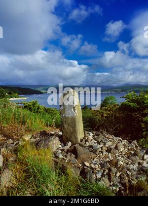 Kingscross Point Wikinger Einäscherung Schiff Beerdigung (Cairn) & Fort, Isle of Arran, Schottland, Großbritannien, mit Blick auf NE über den natürlichen Hafen von Lamlash Bay. Stockfoto