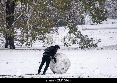 London, Großbritannien. 12.. Dezember 2022 Wetter in Großbritannien: Schnee im Greenwich Park. Das Met Office gibt gelbe Warnungen vom Sonntag aus. In dieser Woche wird auch mit einer Unterbrechung des Reisens gerechnet, da die Temperaturen über Nacht deutlich unter dem Gefrierpunkt bleiben werden und im Südosten Englands bis zu 10cm km Schnee vorhergesagt werden. Kredit: Guy Corbishley/Alamy Live News Stockfoto