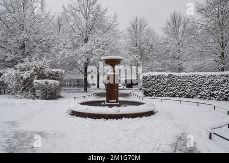 London, Großbritannien. 12.. Dezember 2022 Der Regent's Park war mit Schnee bedeckt, als die Temperaturen in Großbritannien unter dem Gefrierpunkt lagen. Kredit: Vuk Valcic/Alamy Live News Stockfoto