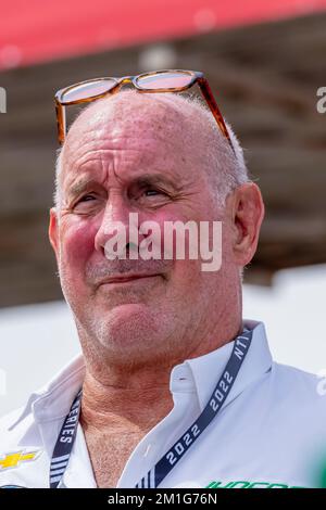 Der Teameigentümer BRAD HOLLINGER beobachtet sein Team bei der Arbeit an ihrem Juncos Hollinger Chevrolet, bevor der Honda Indy Toronto auf den Straßen des Toronto Exhibition Place in Toronto, ON, CAN wird. Stockfoto