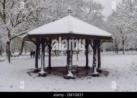 London, Großbritannien. 12.. Dezember 2022 Ein Pavillon im Regent's Park ist mit Schnee bedeckt, während die Temperaturen in Großbritannien eiskalt waren. Kredit: Vuk Valcic/Alamy Live News Stockfoto