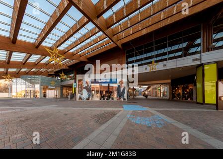 Mondovì, Italien - 07. Dezember 2022: Blick auf die Innenarchitektur des Outlet-Dorfes Mondovicino mit berühmten Modegeschäften und Marken, Gasgeschäft Stockfoto