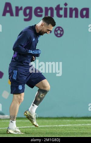 Doha, Katar, 12. Dezember 2022. Lionel Messi während des Trainings der argentinischen Fußballmannschaft im Trainingslager der Qatar University 3 bei der FIFA-Weltmeisterschaft am Tag vor dem Spiel gegen Kroatien in Doha, Katar am 12. Dezember 2022. Foto: Goran Stanzl/PIXSELL Stockfoto