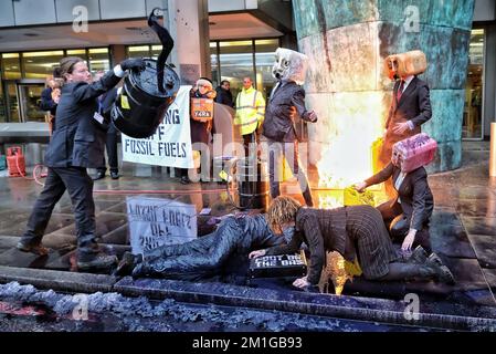 London, Großbritannien. 12.. Dezember 2022. Aktivisten der Ocean Rebellion veranstalten eine dramatische Demonstration vor der Organisation der Vereinten Nationen, der Internationalen Seeschifffahrtsorganisation (IMO), während die Konferenz des Ausschusses für den Schutz der Meeresumwelt (MEPC) eröffnet wird. Aktivisten fordern die Halbierung der Schiffsemissionen bis 2030 und die Beseitigung fossiler Brennstoffe aus der Industrie. Kredit: Elfte Stunde Fotografie/Alamy Live News Stockfoto