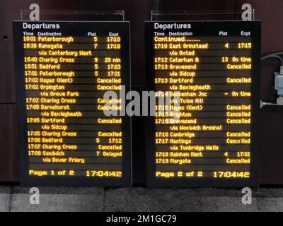 London, Großbritannien. 12.. Dezember 2022. Wetter in Großbritannien. An einem Live-Abfahrtsboard an der London Bridge werden aufgrund des schlechten Wetters an diesem Abend stornierte Züge angezeigt. Kredit: Ed Brown/Alamy Live News. Stockfoto