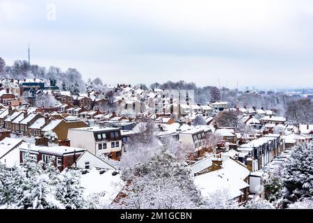 Ein hoher Aussichtspunkt in Nord-London ist auf schwere schneebedeckte Häuser und Apartments ausgerichtet. Reihen von Reihen von Terrassenhäusern in alle Richtungen. Kalt wie Eis! Stockfoto