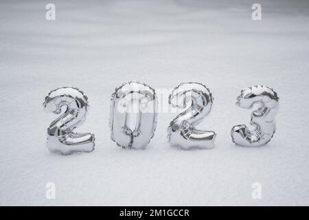 Silberzahlen des Neujahrs 2023, im Winter auf weißem Schnee mit Kopierraum. Stockfoto