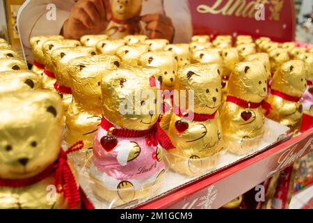 Moskau, Russland, November 2020: Lindt Schokoladen-Teddybären in Goldfolie und mit rotem Herzanhänger werden in einem Supermarkt verkauft. Stockfoto