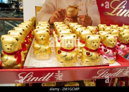 Moskau, Russland, November 2020: Lindt Schokoladen-Teddybären in Goldfolie und mit rotem Herzanhänger werden in einem Supermarkt verkauft. Stockfoto