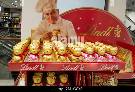 Moskau, Russland, November 2020: Lindt Schokoladen-Teddybären in Goldfolie und mit rotem Herzanhänger werden in einem Supermarkt verkauft. Stockfoto