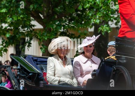 Camilla, Herzogin von Cornwall, mit Kate Middleton, Herzogin von Cambridge. Trooping the Colour 2013 findet entlang der Mall in London statt Stockfoto