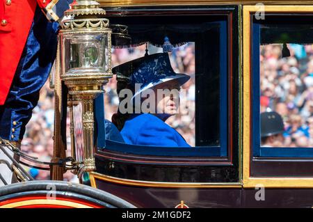 Queen Elizabeth II. Auf der Trooping the Colour 2013, die entlang der Mall, London, Großbritannien stattfindet. In geschlossener Kutsche, Kutsche. Ihre Majestät, Die Königin Stockfoto