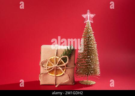 weihnachtsgeschenke in Tannenzweigen weihnachtskarte Stockfoto