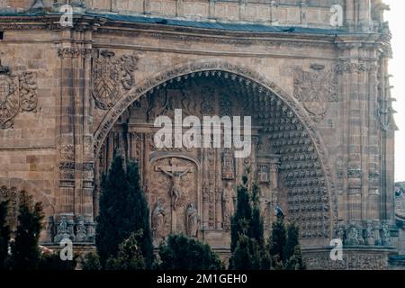 Details der Fassade des Klosters San Esteban in Salamanca während des Sonnenuntergangs Stockfoto