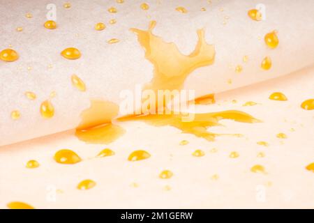 goldene Tropfen Cannabisharz mit hohem thc auf Papier, Extrakt Dab-Naht. Stockfoto