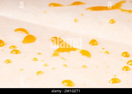 goldene Tropfen Cannabisharz mit hohem thc auf Papier, Extrakt Dab-Naht. Stockfoto