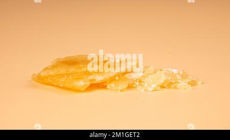 Konzentriertes goldenes Cannabiswachs mit hohem THC-Gehalt. Stockfoto