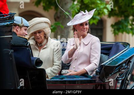 Prinz Harry in Uniform, mit Kate, Herzogin von Cambridge, und Camilla, Herzogin von Cornwall, Trooping the Colour 2013 in The Mall, London, Großbritannien Stockfoto