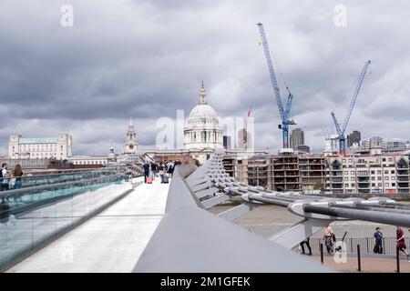 Blick entlang der Millennium Bridge in Richtung St Paul's Cathedral in London. Stockfoto