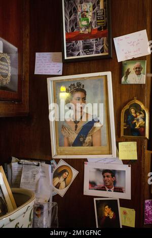 Sammlung von Bildern an der Wand des Golden Heart Pub in Spitalfields, East London, London, Großbritannien Stockfoto