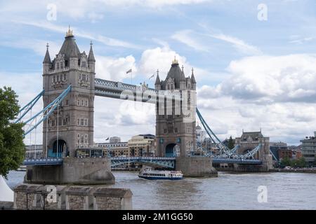 Tower Bridge vom Nordufer der Themse. Stockfoto