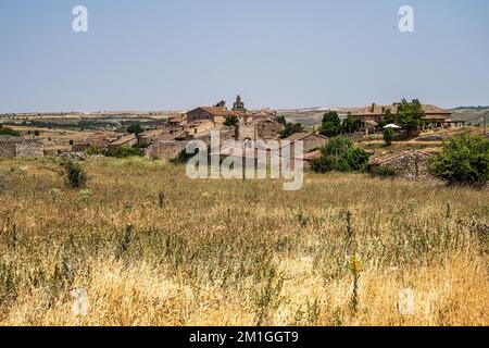 Mittelalterliches Dorf mit Steinhäusern, Kopfsteinpflasterstraßen, alten Türen und Fenstern, Bögen und Mauern. Maderuelo in der Provinz Segovia Kastilien Leon Spanien Stockfoto