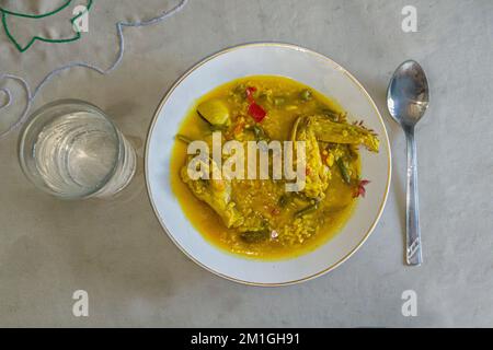 Reis mit Muscheln auf einem Weihnachtstisch. Traditionelle spanische Fischsuppe Stockfoto