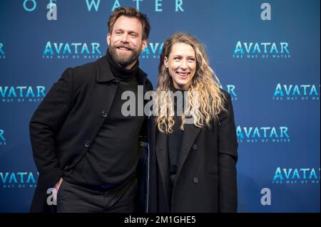 Berlin, Deutschland. 12.. Dezember 2022. Ken Duken (l) und seine Frau Marisa Leonie Bach kommen zur deutschen Premiere von „Avatar - The Way of Water“ im Zoo Palast. Kredit: Christophe Gateau/dpa/Alamy Live News Stockfoto