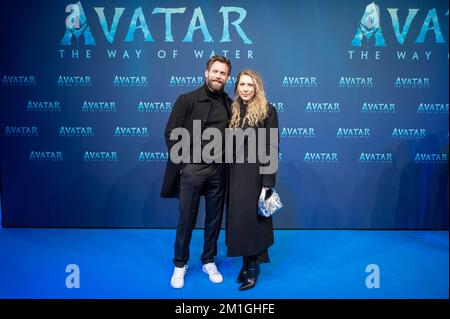 Berlin, Deutschland. 12.. Dezember 2022. Ken Duken (l) und seine Frau Marisa Leonie Bach kommen zur deutschen Premiere von „Avatar - The Way of Water“ im Zoo Palast. Kredit: Christophe Gateau/dpa/Alamy Live News Stockfoto