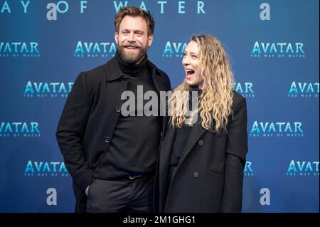 Berlin, Deutschland. 12.. Dezember 2022. Ken Duken (l) und seine Frau Marisa Leonie Bach kommen zur deutschen Premiere von „Avatar - The Way of Water“ im Zoo Palast. Kredit: Christophe Gateau/dpa/Alamy Live News Stockfoto