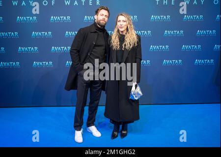 Berlin, Deutschland. 12.. Dezember 2022. Ken Duken (l) und seine Frau Marisa Leonie Bach kommen zur deutschen Premiere von „Avatar - The Way of Water“ im Zoo Palast. Kredit: Christophe Gateau/dpa/Alamy Live News Stockfoto