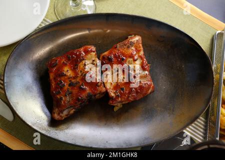 Gegrillte Schweinerippchen in Barbecue Sauce Stockfoto