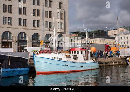 Trawler Troolari Inter, der während der traditionellen Ostsee-Heringsmesse oder des Stadin Silakkamarkkinat in Helsinki, Finnland, in Kolera-allas festgemacht wurde Stockfoto