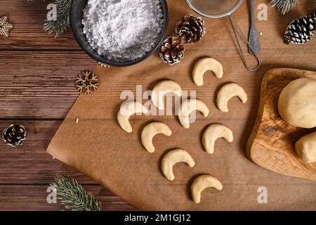 Backen traditioneller deutscher oder österreichischer sichelförmiger weihnachtskekse namens „Vanillekipferl“ Stockfoto