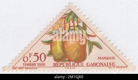 GABUN - 1962. Dezember 10: Ein 50 Centimes mehrfarbiger Briefmarken mit Mangos. Eine Mango ist eine essbare Steinfrucht, die vom tropischen Baum Mangifera indica erzeugt wird. Es wird angenommen, dass es seinen Ursprung in der Region zwischen Nordwesten Myanmars, Bangladesch und Nordosten Indiens hat. Mangifera indica wird in Süd- und Südostasien seit der Antike angebaut, was zu zwei Arten modernen Mangokultivars führt: Der indische und der südostasiatische. Andere Arten der Gattung Mangifera erzeugen auch essbare Früchte, die auch als „Mangos“ bezeichnet werden. Stockfoto