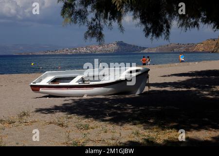 Ein kleines Ruderboot ist in Anaxos, Lesbos, angekommen. September/Oktober 2022. Zyl Stockfoto