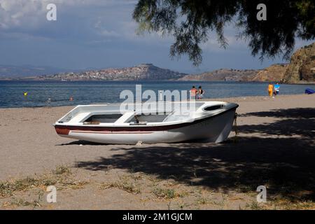 Ein kleines Boot hat in Anaxos, Lesbos, gestrandet. September/Oktober 2022. Zyl Stockfoto