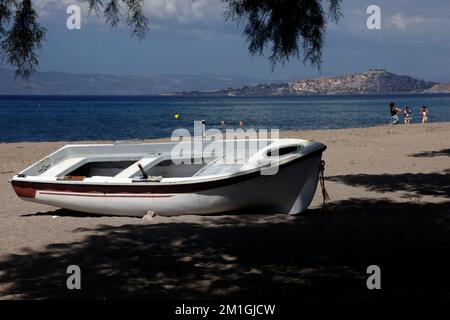 Ein kleines Ruderboot ist in Anaxos, Lesbos, angekommen. September/Oktober 2022. Zyl Stockfoto