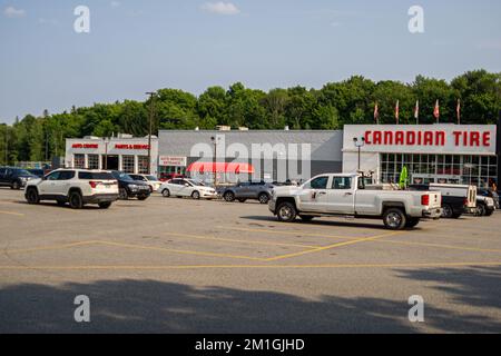 August 2021, Huntsville, Ontario, Kanada – großer Parkplatz vor dem Canadian Tire Autoteile- und Haushaltswarengeschäft Stockfoto