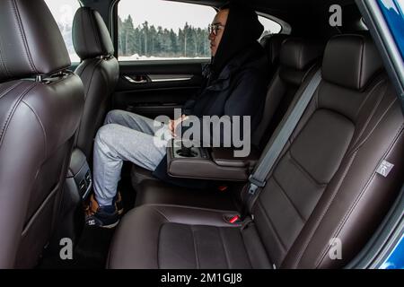 MOSKAU, RUSSLAND - 05. FEBRUAR 2022. Mazda CX5 (KF) Skyactive, Innenansicht. Lederrückensitze in einem modernen Luxusfahrzeug mit geöffneter Armlehne. Co Stockfoto