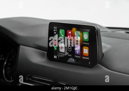 MOSKAU, RUSSLAND - 22. JANUAR 2022. Nahaufnahme der Fahrzeugmedien. CarPlay auf dem Bildschirm. Startbildschirm. Stockfoto