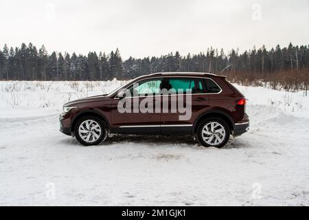 MOSKAU, RUSSLAND - 22. JANUAR 2022. Volkswagen Tiguan (AD1) 4Motion, subkompakter Luxus-SUV. Vorderansicht von außen. Volkswagen Tiguan Modell mit Stockfoto