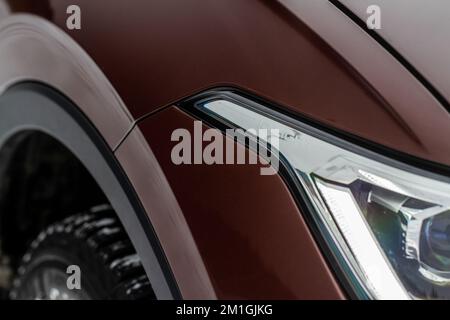 MOSKAU, RUSSLAND - 22. JANUAR 2022. LED-Matrix-Scheinwerfer Volkswagen IQ.Light. Scheinwerferlampe eines Neuwagens. Großlichter von Autos. Stockfoto