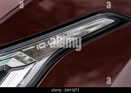 MOSKAU, RUSSLAND - 22. JANUAR 2022. LED-Matrix-Scheinwerfer Volkswagen IQ.Light. Scheinwerferlampe eines Neuwagens. Großlichter von Autos. Stockfoto